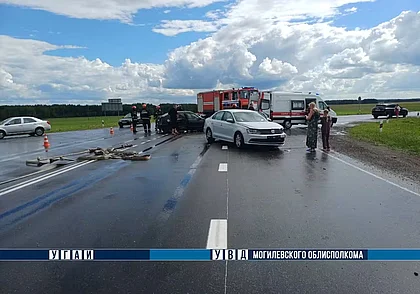 Две легковушки столкнулись под Славгородом. Пострадали женщина и ребенок
