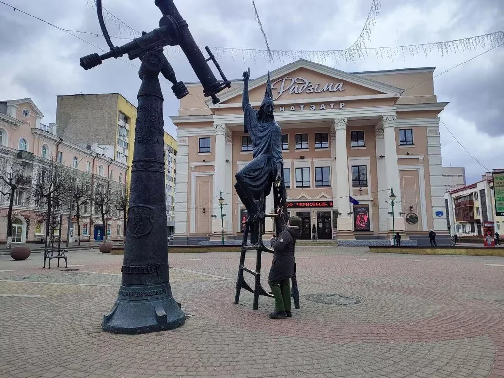 2026. Могилев. Скульптура Звездочета у кинотеатра «Радзіма».