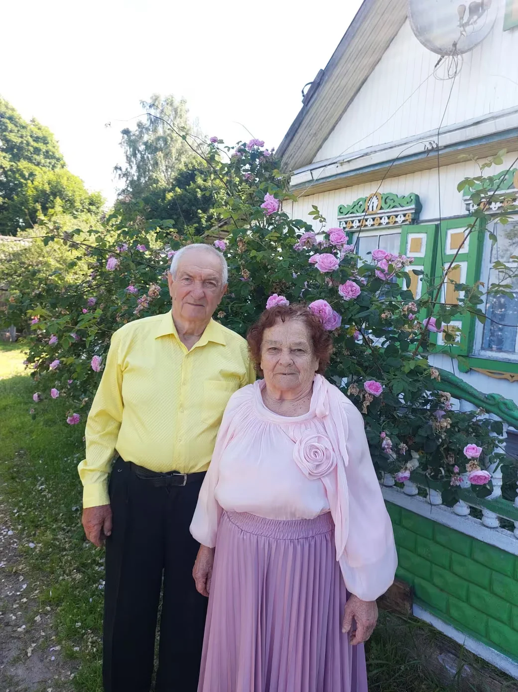 Деревня Мартыновка, Бобруйский район. Анатолий Васильевич и Мария Тимофеевна у своего дома.
