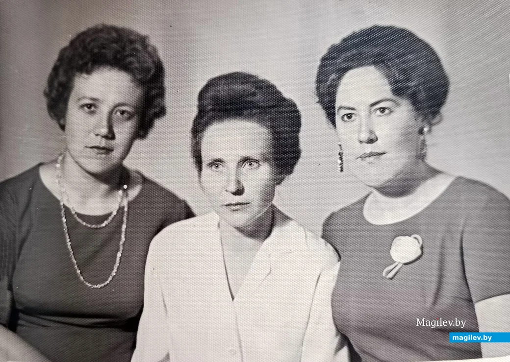 1960-я. Анастасія Мартынаўна (па цэнтру) са сваімі аднакурсніцамі-сяброўкамі.