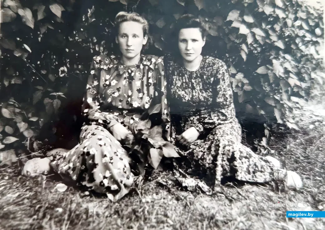 1950-я. Анастасія (справа) з сяброўкай.