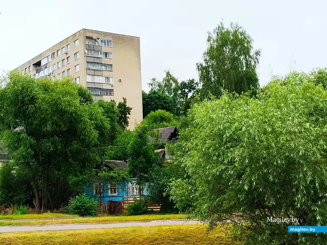 2026 год, Могилев, Дубровенка. Голубой домик у реки.