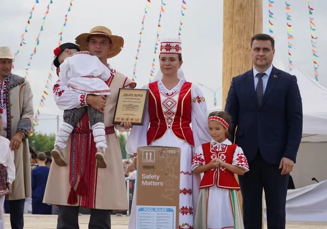 Семья из Костюковичского района победила в конкурсе «Властелин села – 2026»