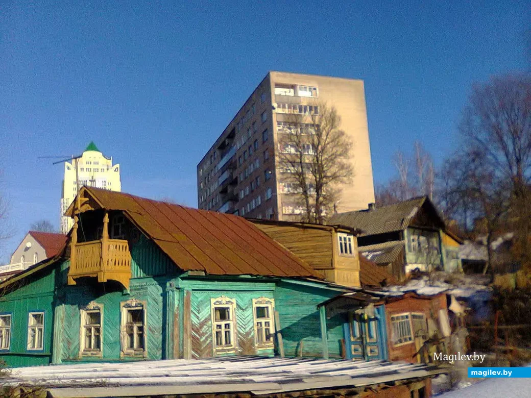 2013 год, Могилев, Дубровенка. Голубой домик у реки.