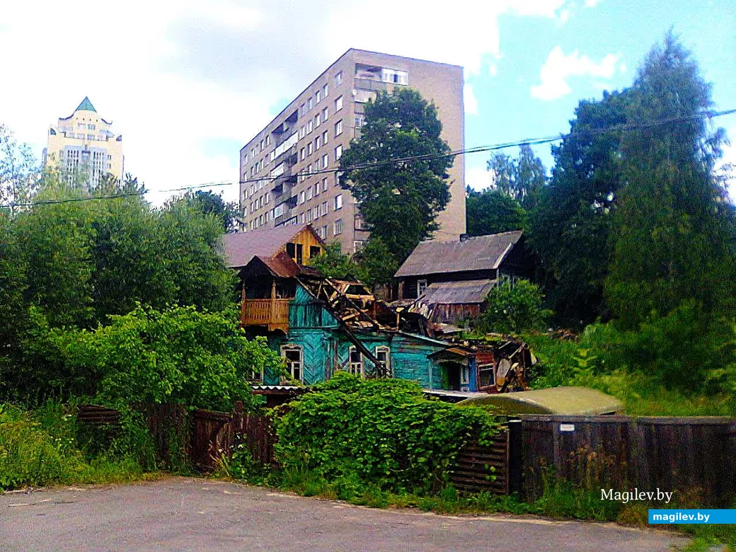 2015 год, Могилев, Дубровенка. Голубой домик у реки после пожара.