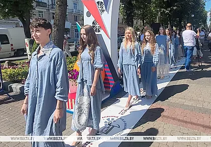 Есть рекорд: в Витебске презентовали 400-метровую белорусскую ковровую дорожку