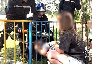 В Бобруйске ребенок застрял между прутьев металлического забора: на помощь пришли спасатели