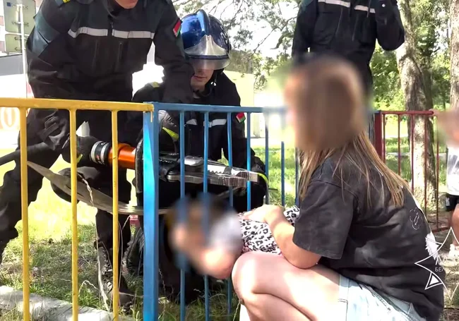 В Бобруйске ребенок застрял между прутьев металлического забора: на помощь пришли спасатели