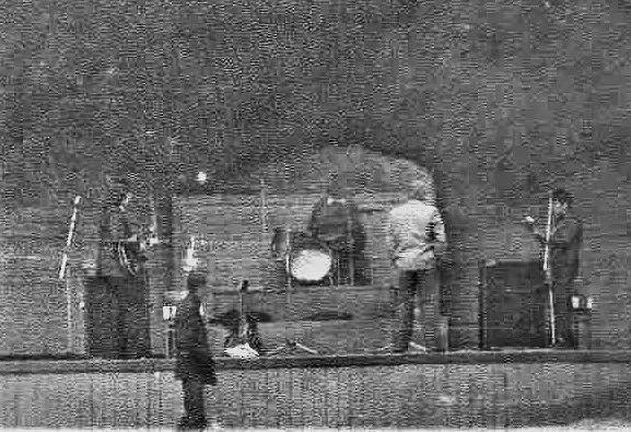 Конец 1970-х, Могилев, парк Горького, сцена танцплощадки. Валерий Катков (чем ни начальник?) –