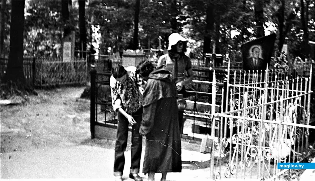  Вторая половина 1970-х годов. Могилевские хиппи на Польском кладбище.