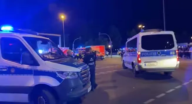 В Берлине автомобиль въехал в толпу людей. Кадр видео CNN с места происшествия.