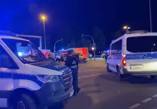 В Берлине автомобиль въехал в толпу людей. Один человек погиб, 15 пострадали
