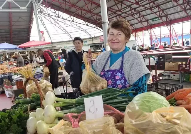 «Картошка хорошая, попробуете – еще придете». Что почем на рынке в разгар лета
