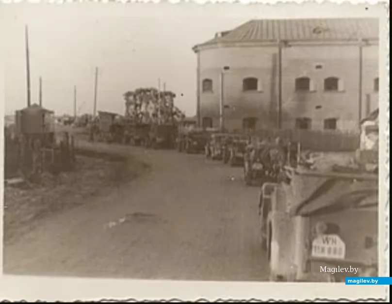 1940-е годы 20 века. Колонна немецкой техники на подъезде к деревянному мосту (ныне – улица