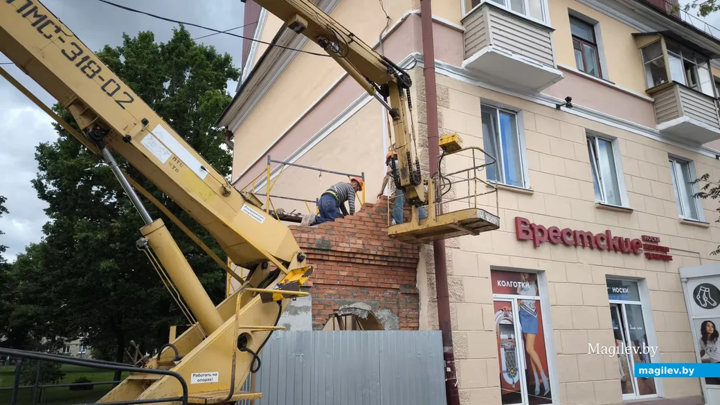  25.06.2026. Бобруйск, улица Минская. КУП «ЖРЭУ Ленинского района» восстанавливает арку ворот