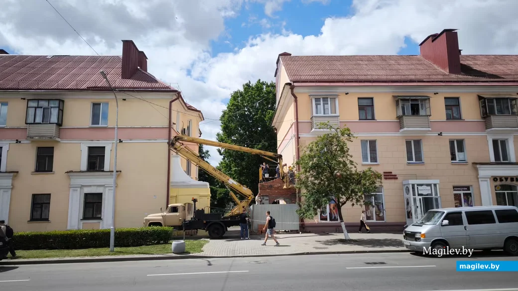  25.06.2026. Бобруйск, улица Минская. КУП «ЖРЭУ Ленинского района» восстанавливает арку ворот