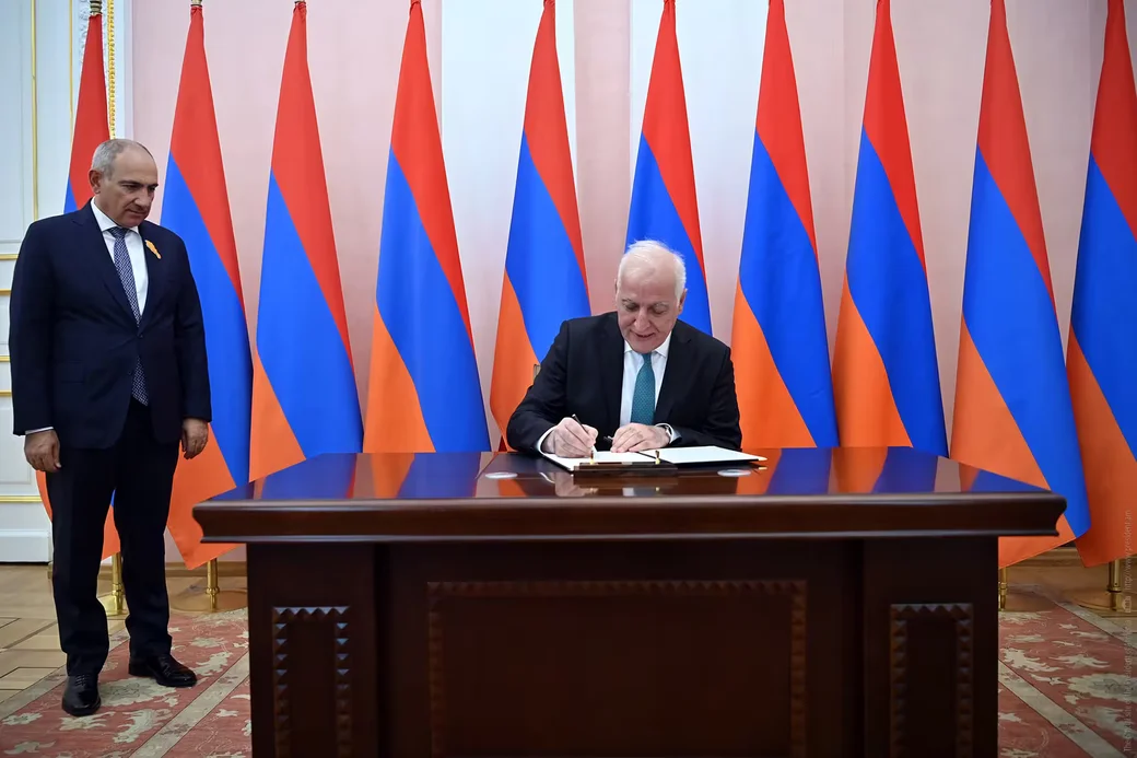 2 августа 2026 года. Президент Армении Ваагн Хачатурян подписывает указ о назначении Никола