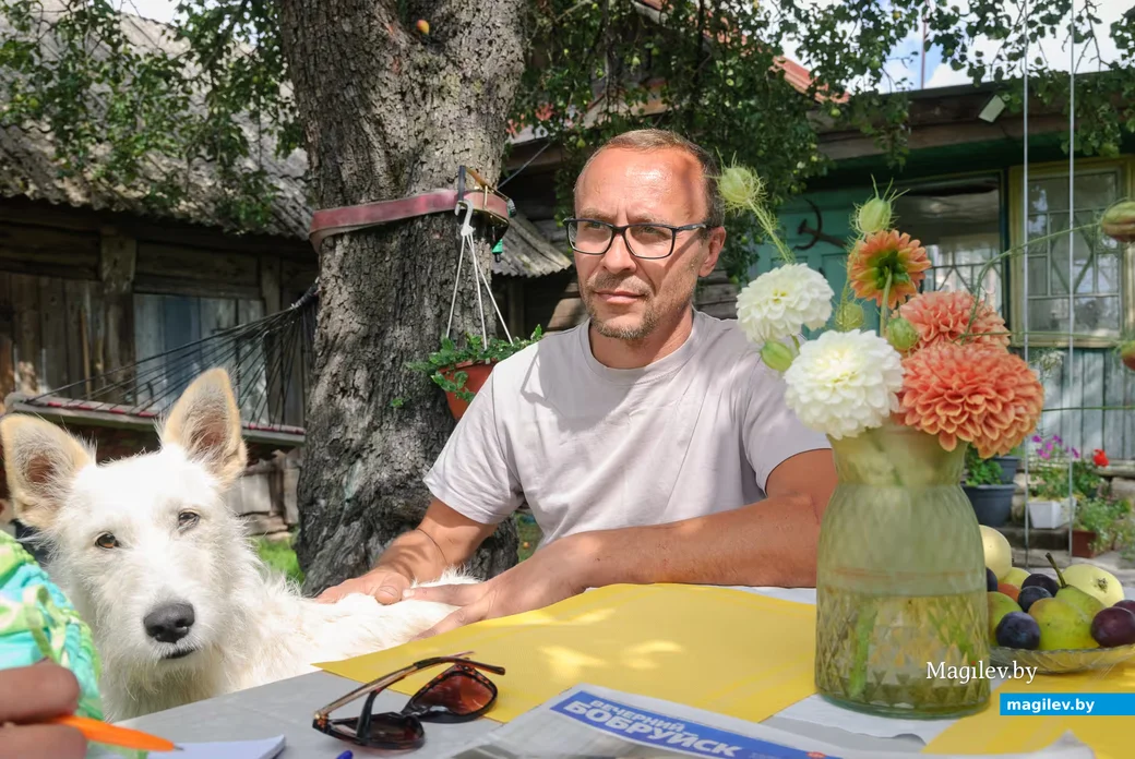 29.07.2026. Кисловщина Бобруйского района. Александр Гаманович. И Белый. Фото: Александр ЧУГУЕВ.