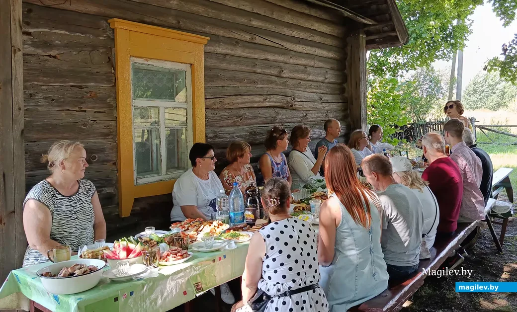 1.08.2026 г. Наталия Долбик у дома своей бабушки в деревне Клещевка Глусского района вместе со