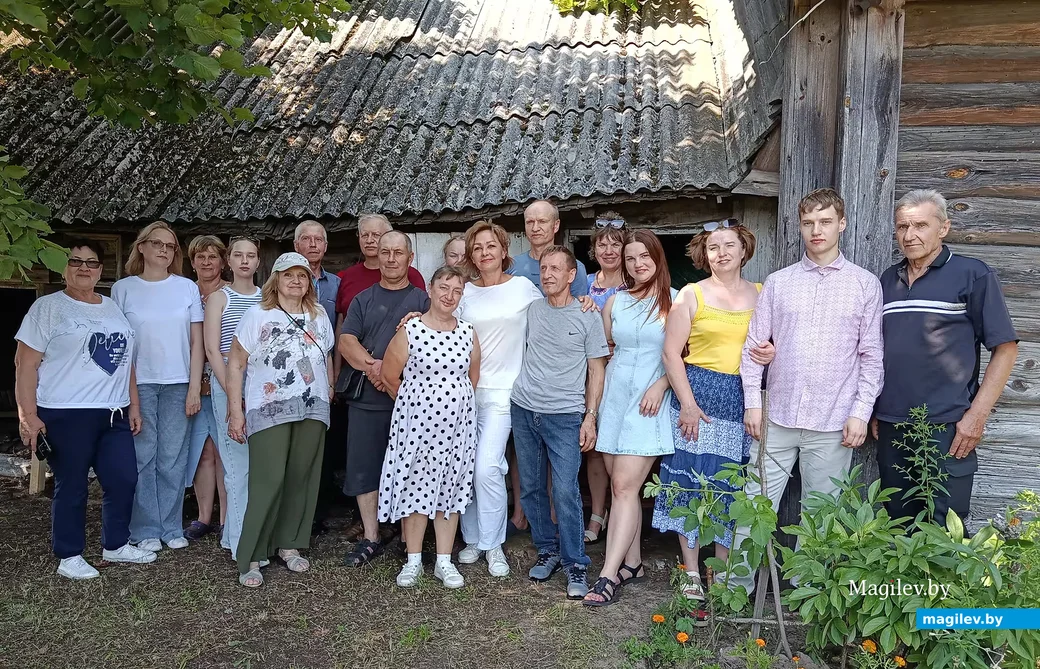  1.08.2026 г. Наталия Долбик (в центре) и ее большая семья в деревне Клещевка Глусского района.