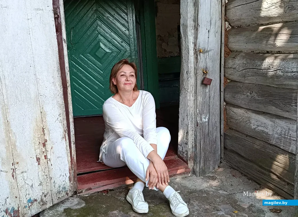  1.08.2026 г. Наталия Долбик у дома своей бабушки в деревне Клещевка Глусского района.