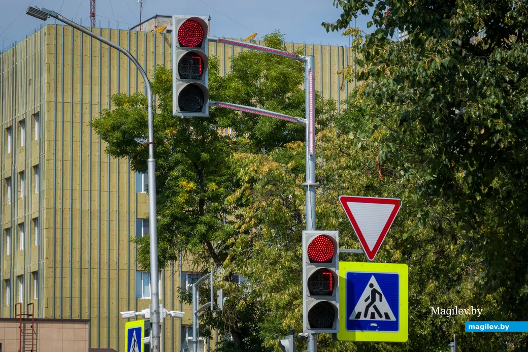 04.08.2026. 125, Октябрьская улица, Ленинский район, Бобруйск. Светофоры со счетчиками секунд