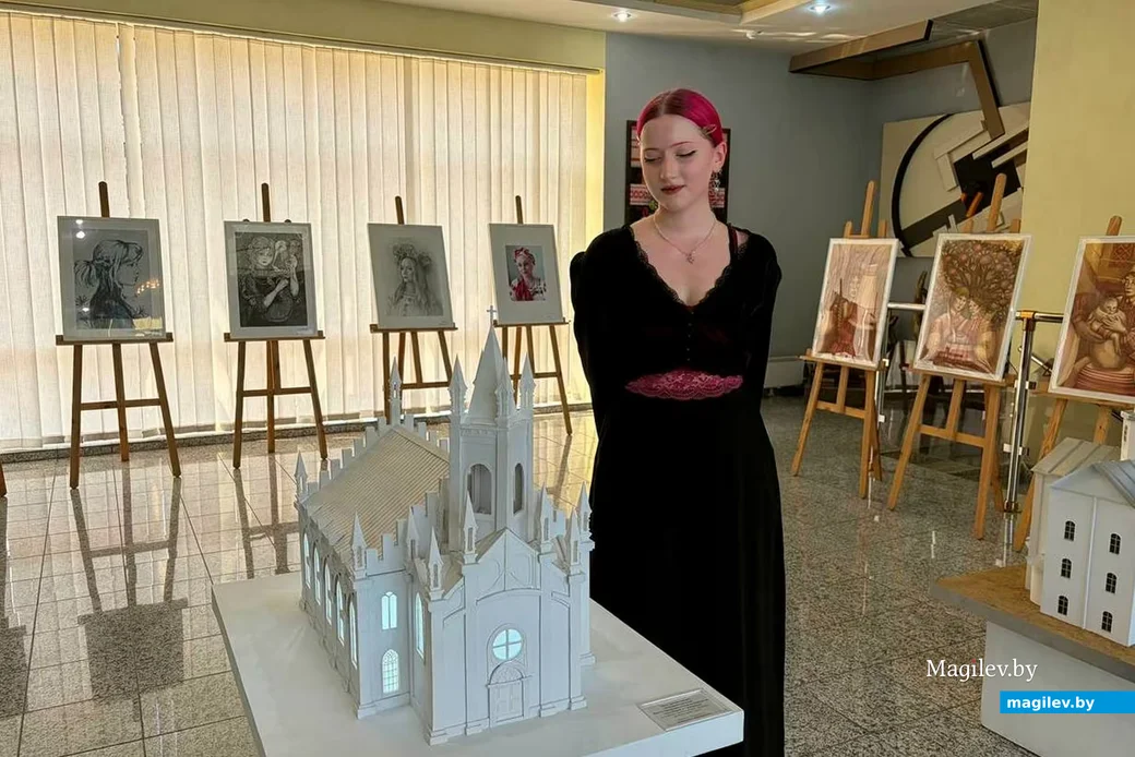 3.08.2026. Выпускница Могилёвского колледжа искусств Катерина Воропаева с макетом бобруйского