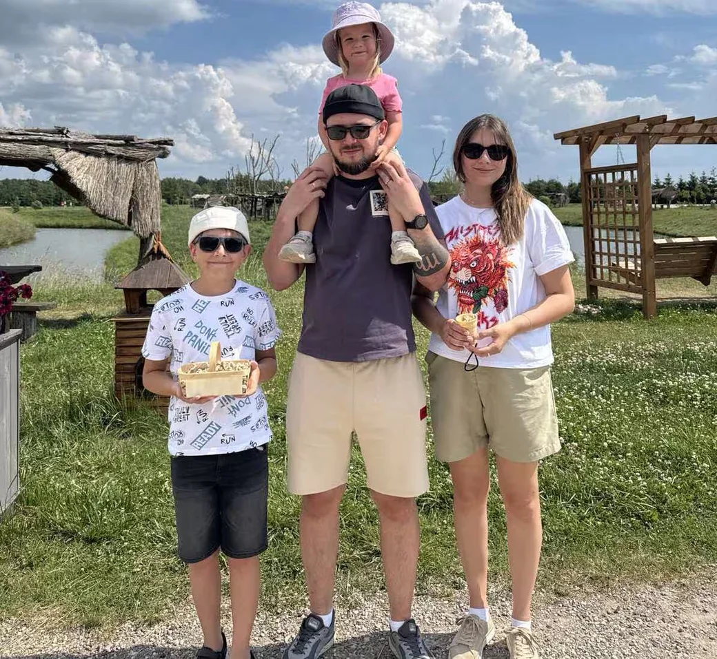 Алена Антончик с мужем и детьми в парке «Диприз» в Барановичах.