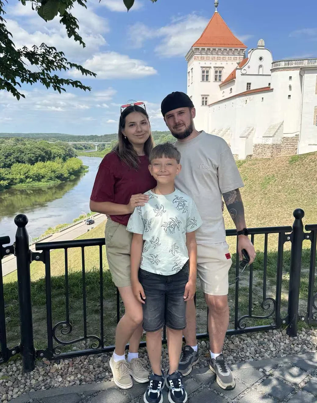Алена Антончик с мужем и сыном возле Старого замка в Гродно.
