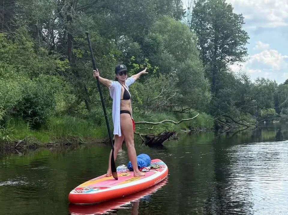 Наталья Кулакова во время сплава на сапах.