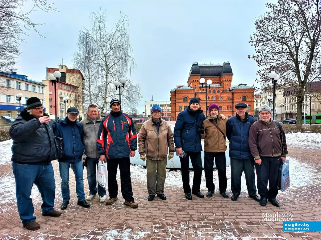  2020-е годы, Могилев. Любители виниловых пластинок в Театральном скверике.