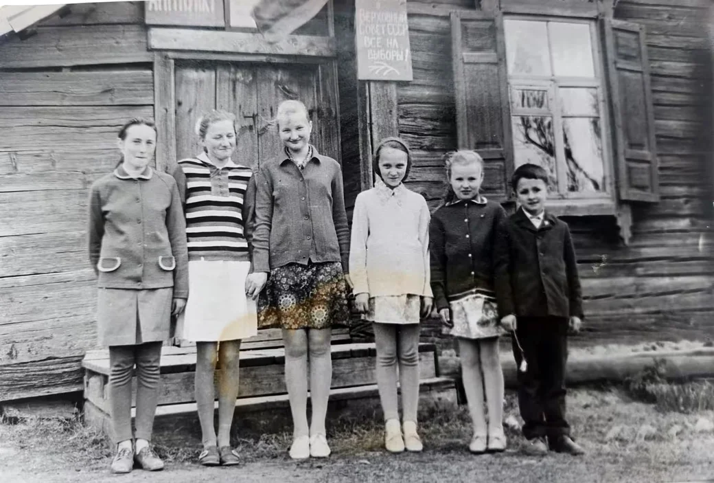1973 г. Маковичи. Дети на фоне дома Александра гераймовича. Слева направо: Люда Пороховник, Галя