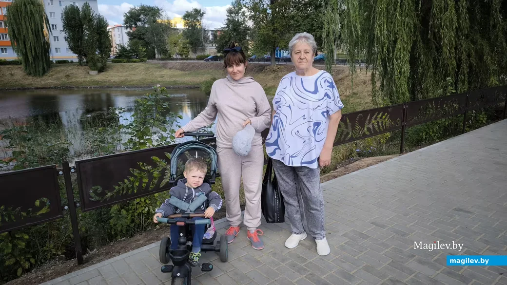 Жители района Шаманка Анастасия Детленок с сыном Мишей (слева) и Тамара Петровна Езерская