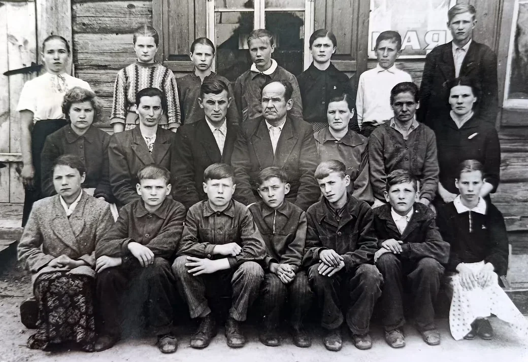  1960-е. Ученики и учителя Маковичской школы.  Ульяна Нестеровна во втором ряду крайняя слева.
