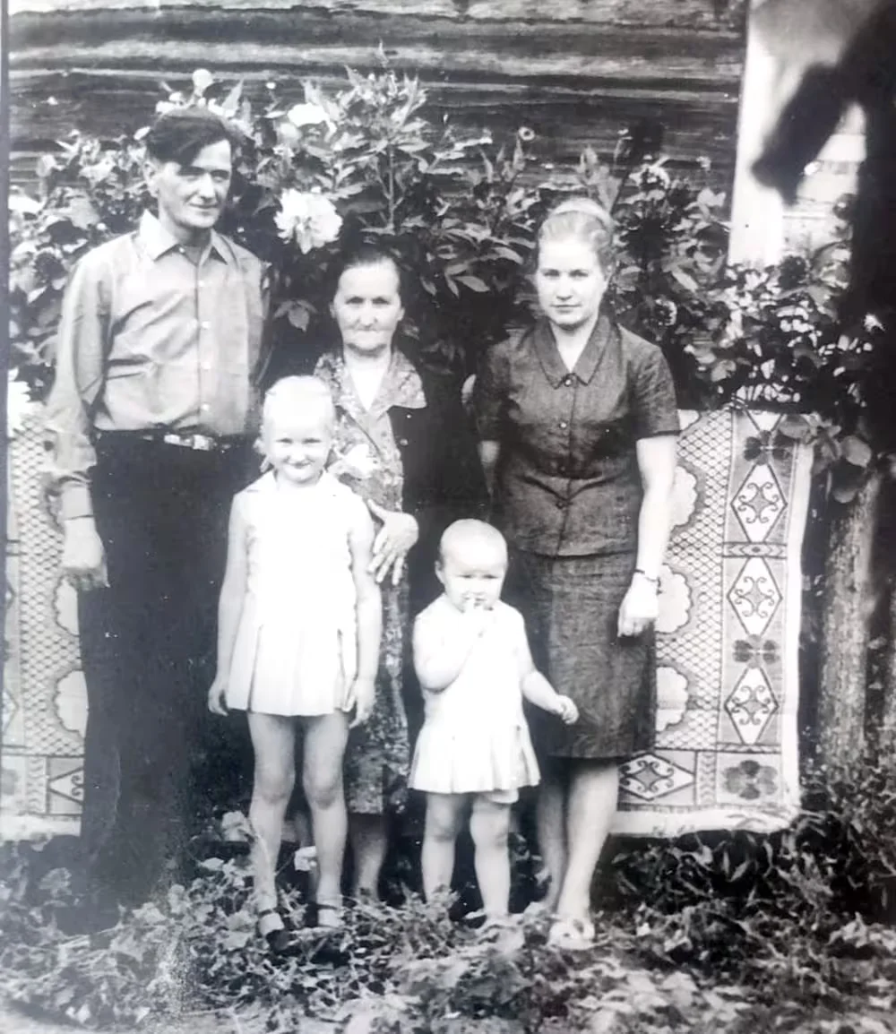 Начало 1960-х. Маковичи. Семья Скиндер: Николай, мама Анастасия Александровна, Ульяна и дети