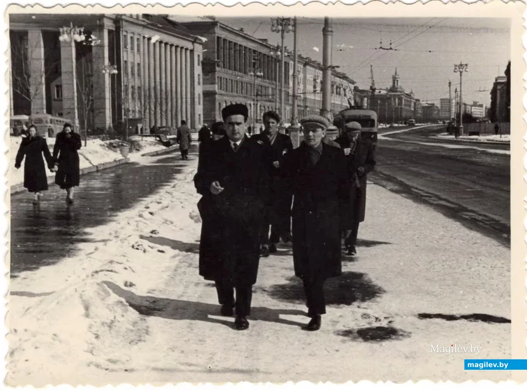 Минск 1960-х. Студенты политеха на площади Якуба Коласа