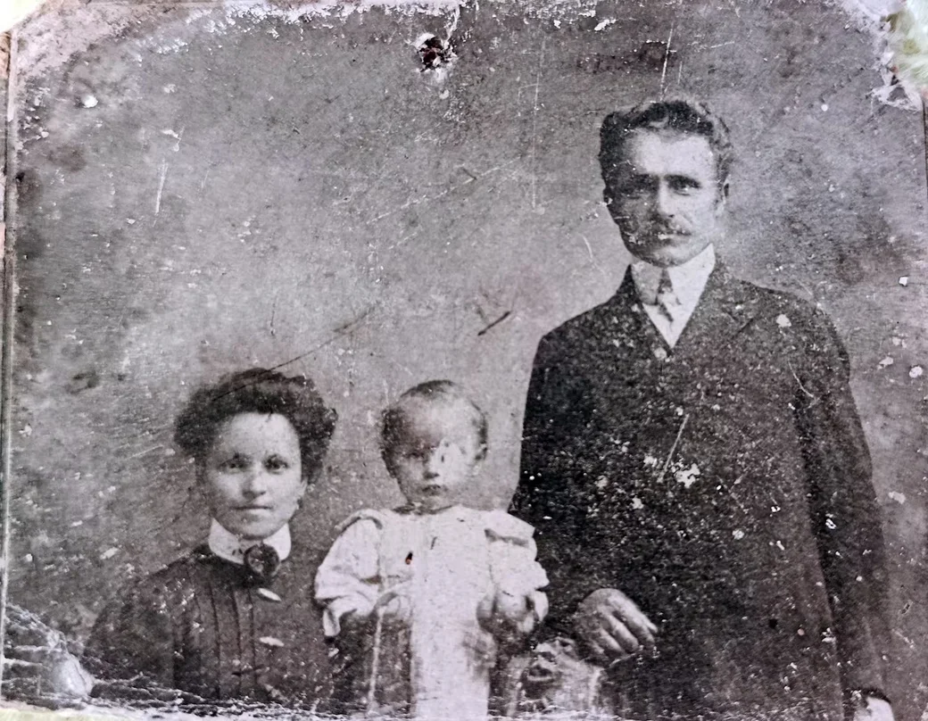  Начало ХХ века. Бобруйск. Елена Гераймович, ее муж Петр и дочь Маруся. 