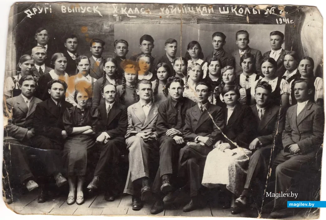 Перадваенны выпуск Хойніцкай школы. Уладзімір Шазніцкі сядзіць другі справа, Кацярына