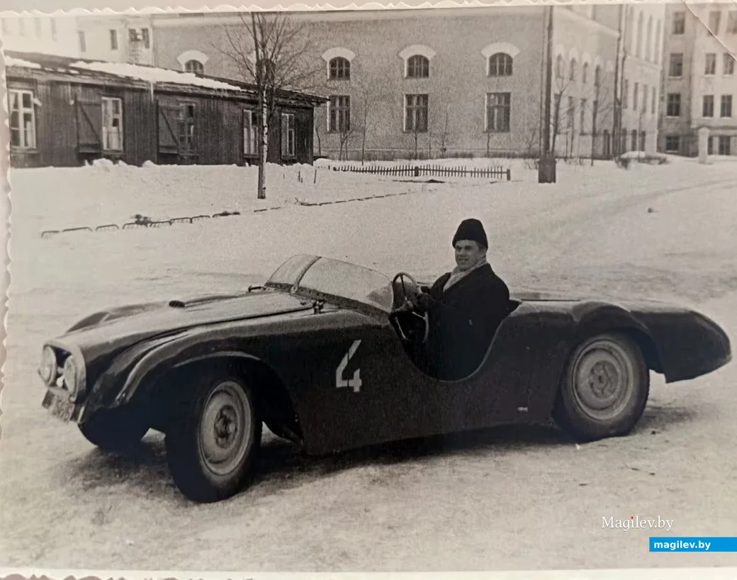Минск 1960-х, дворы потитехнического института. Станислав Тишкевич за рулем самодельного