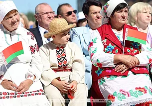 Лукашенко получил в подарок улей с пчелами