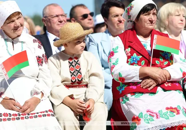 Лукашенко получил в подарок улей с пчелами