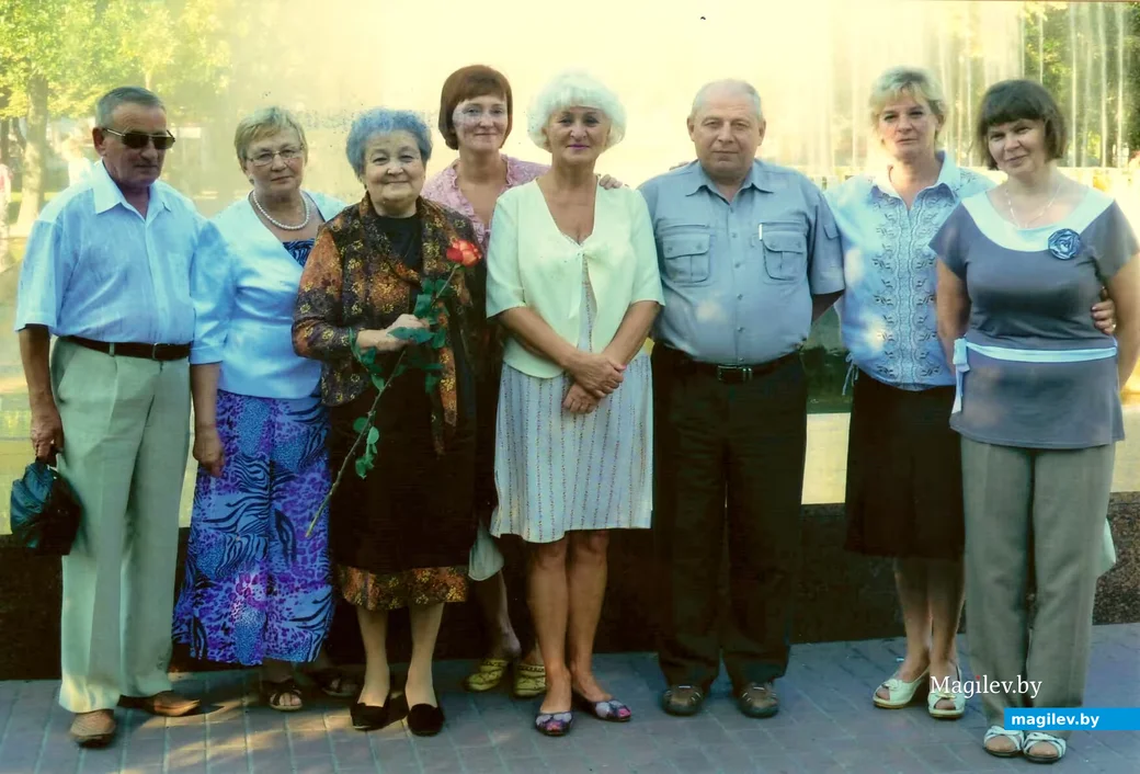 Галина Позднякова с коллегами на своём юбилее 17.08.2011г.