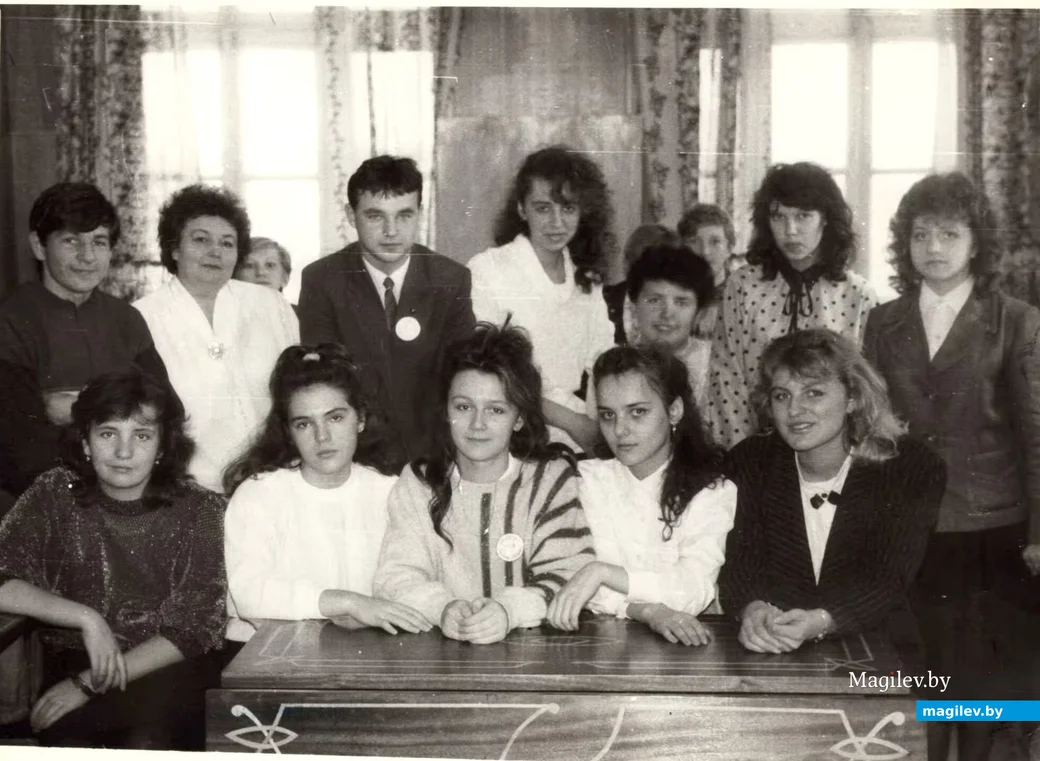 30-летие 14-й школы Бобруйска 28.10.1989. Галина Позднякова с учениками 11 класса