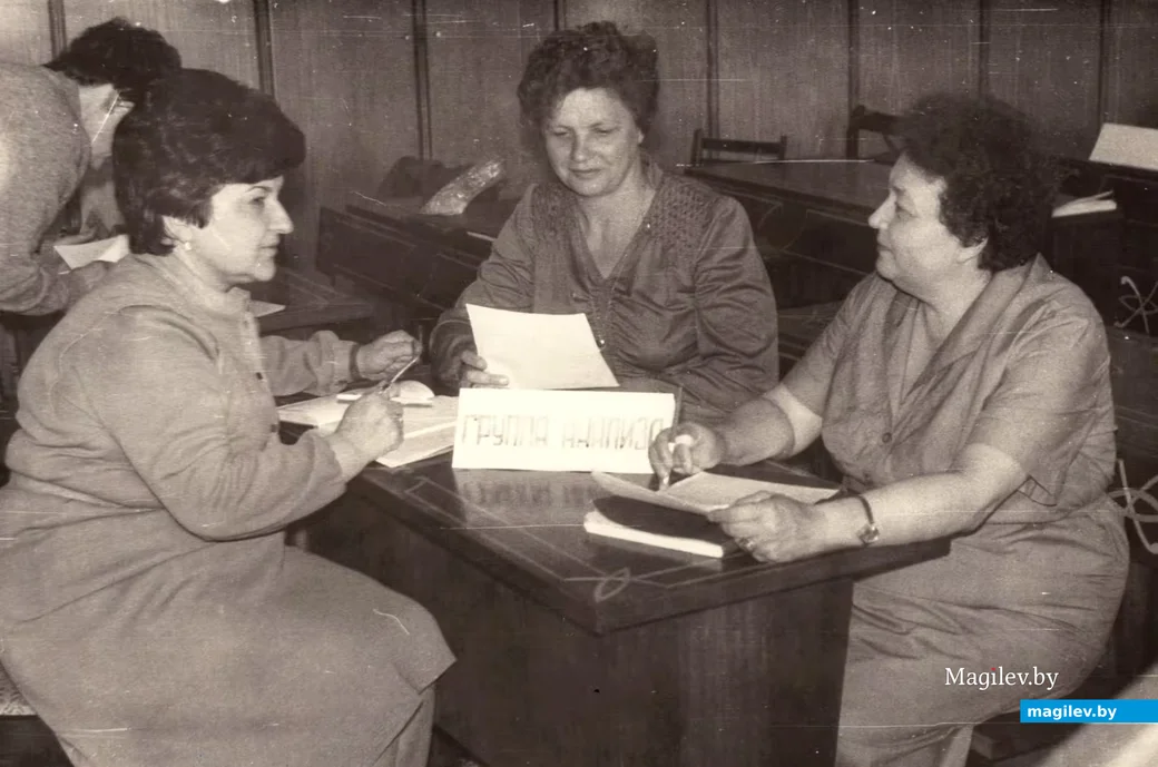 Педсовет в 14-й школе Бобруйска 16.05.1989. Директор Лукреция Саттарова слева, завуч Галина