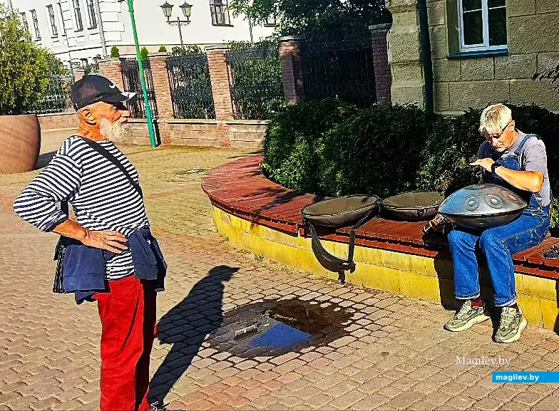 2025-й год, Могилев. Борис Борщ (слева) на Ленинской.