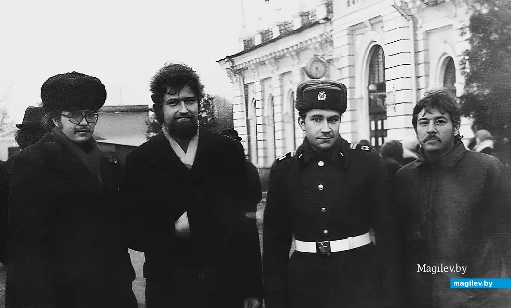 Конец 1970-х, Могилев, железнодорожный вокзал. Студенты ММИ (слева направо): Виктор Гришечко,