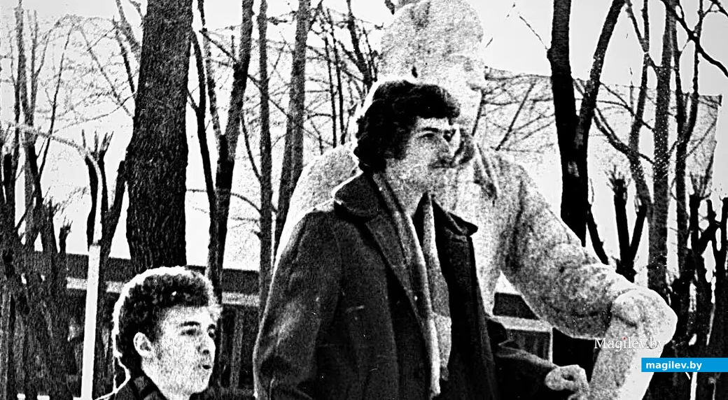  1970-е, Могилев, парк Горького. Леня (слева) и Павел возле «мужика с кирпичом».