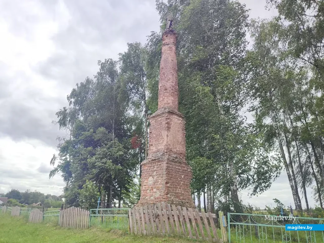 13.08.2026. Агрогородок Фащевка, Шкловский район. Часовня-колонна Святого Симплициана