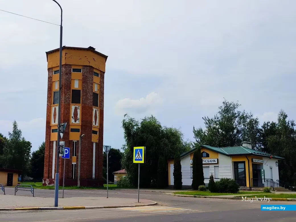  13.08.2026. Город Горки, Могилевская область. Водонапорная башня на железнодорожной станции.