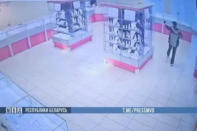 21 августа 2026 года. Мужчина в медицинской маске ограбил ювелирный магазин. Кадр камеры